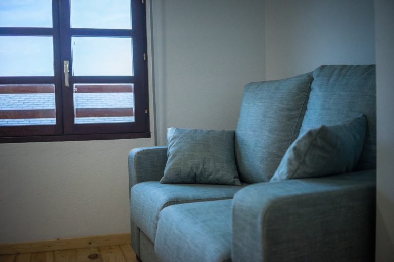 Sofá al lado de la ventana